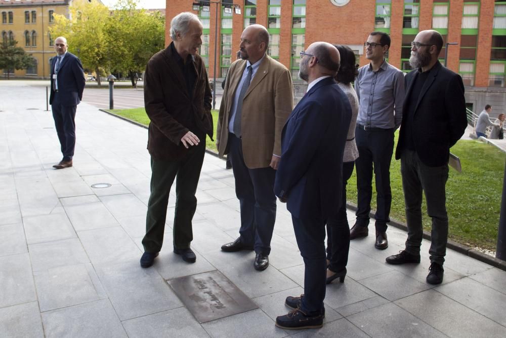 Richard Ford en un encuentro con estudiantes y profesores en la Facultad y Filosofía y Letras