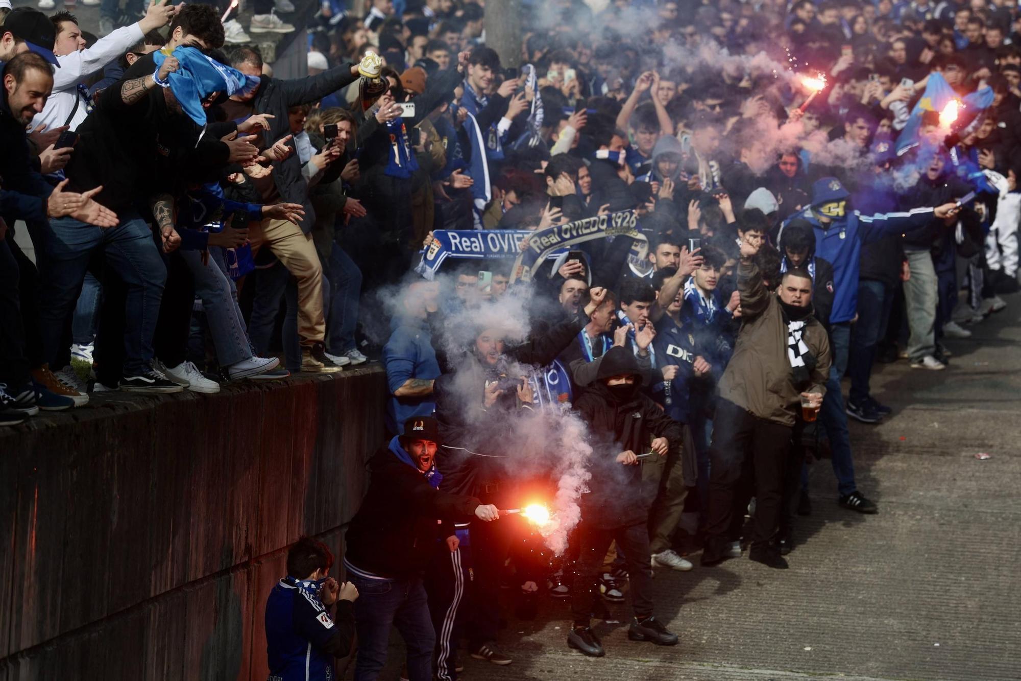 La salida de los jugadores del Real Oviedo del Carlos Tartiere en imágenes