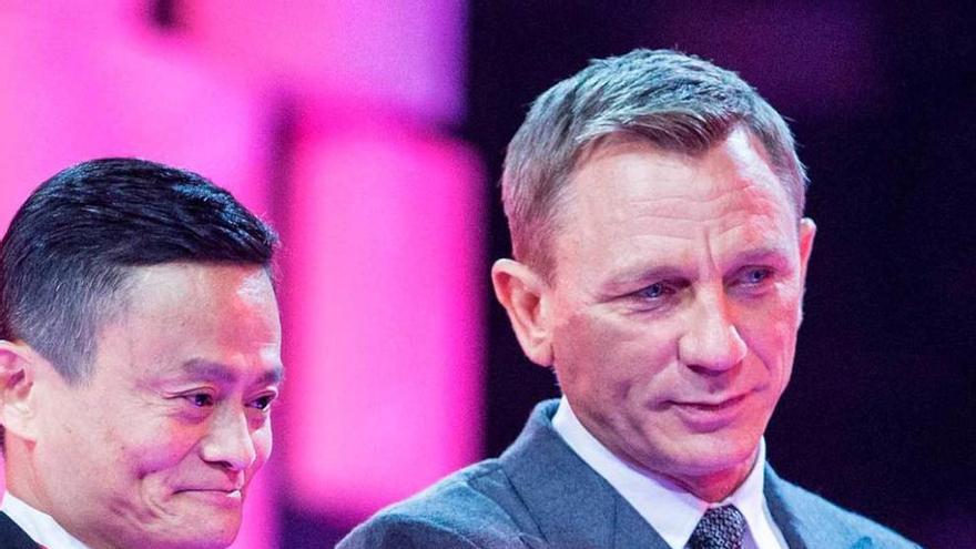 Jack Ma y Daniel Craig.