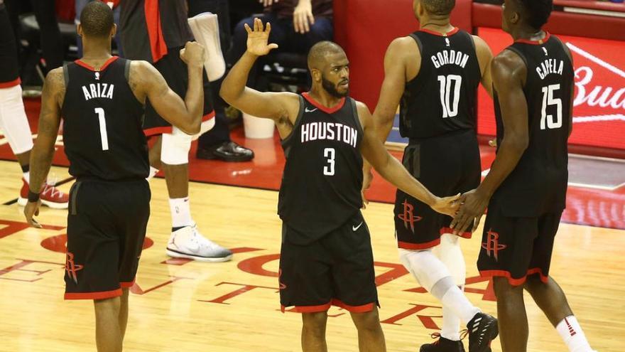 Paliza de los Rockets a los Warriors para empatar la serie