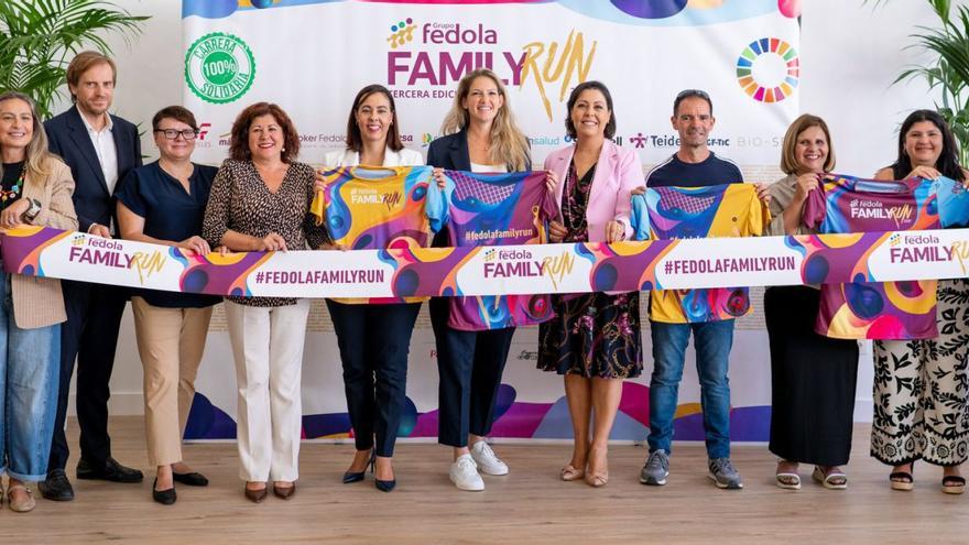 Victoria López (8i), junto al equipo organizador, representantes de las ONG destinatarias de la recaudación y representantes de empresas patrocinadoras.