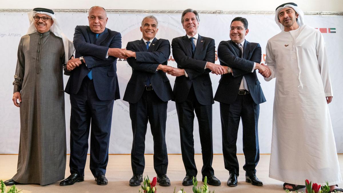 Los ministros de Exteriores de Bahréin, Abdullatif bin Rashid al-Zayani; Egipto, Sameh Shoukry; Israel, Yair Lapid; el secretario de Estado de EEUU, Antony Blinken; el titular de Exteriores de Marruecos, Nasser Bourita, y el de Emiratos Árabes Unidos, Abdullah bin Zayed al-Nahyan, posan para la foto de grupo.