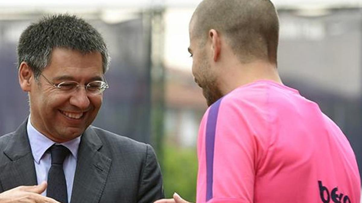 El presidente del Barça, Josep Maria Bartomeu, y Gerard Piqué