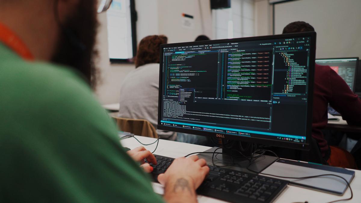 Alumno de ESAT Valencia practicando códigos de programación.