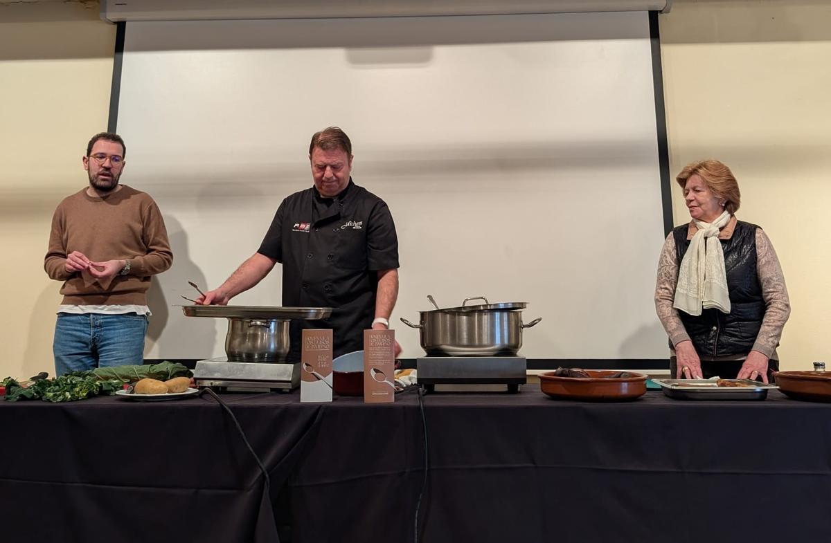José María Ramos, en el centro, cocinando, con Marujina Delgado, y un responsable de Gustatio.