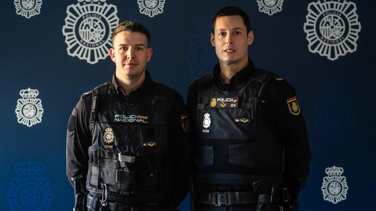 Sergio y Roberto, los dos agentes que salvaron la vida de un niño de once años en Zaragoza.