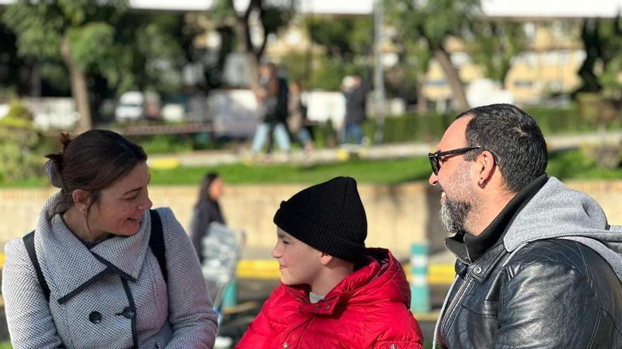 Vídeo | Armando y María José, padres de un niño con cáncer cerebral: "En Andalucía las plantas de Oncología Infantil están llenas"