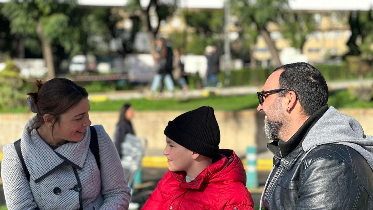 Vídeo | Armando y María José, padres de un niño con cáncer cerebral: "En Andalucía las plantas de Oncología Infantil están llenas"