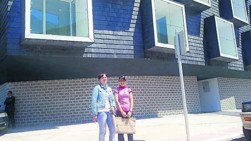 Raquel Vega, a la izquierda, y Soraya Moreira, delante de su nueva casa.
