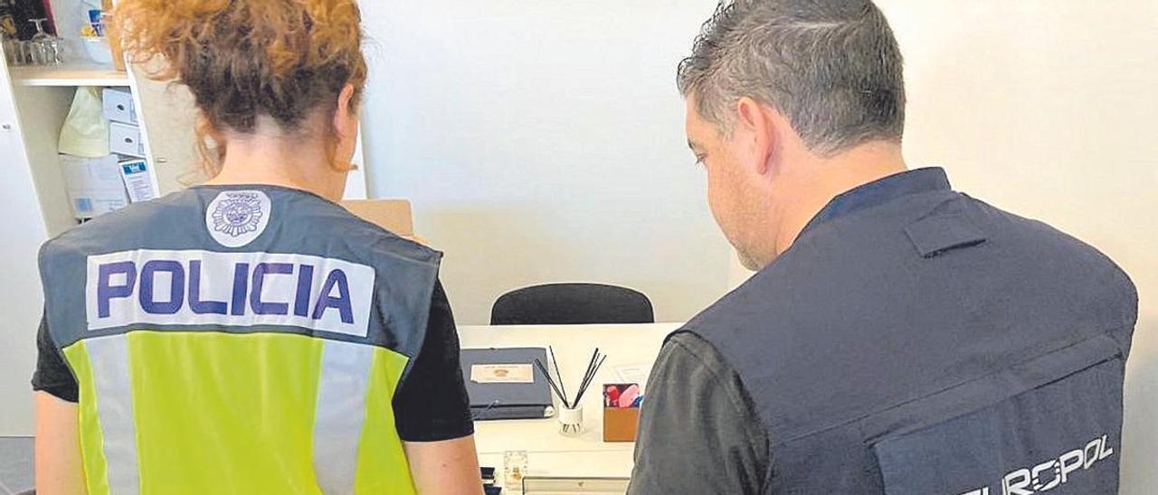 Agentes durante el registro de una vivienda de la empresa rusa en Tenerife.