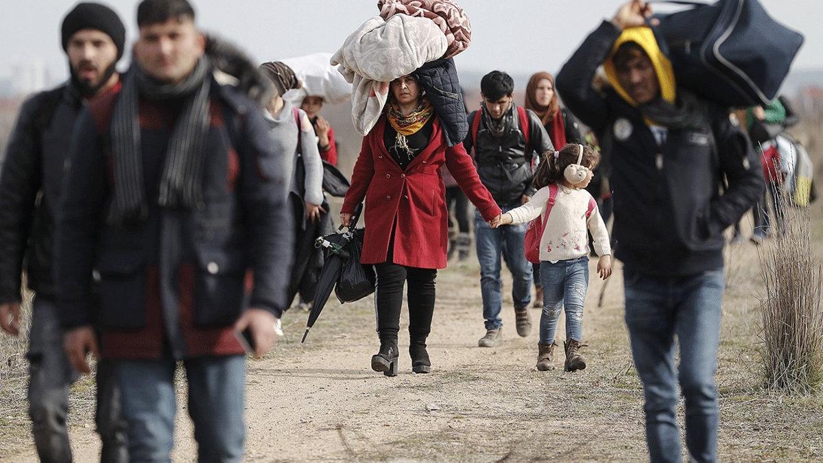Refugiados e inmigrantes se dirigen a la frontera turco-griega para intentar acceder a Europa, en Edirne (Turquía), este domingo