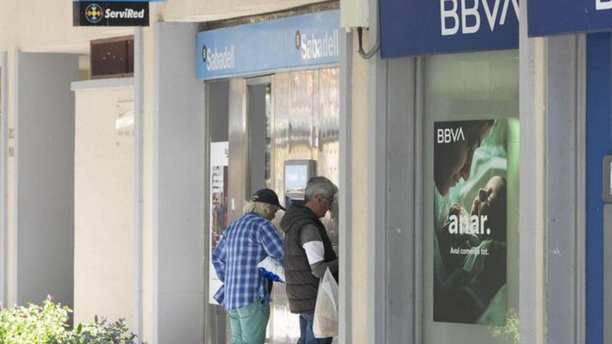 Oficines del Sabadell i del BBVA. | FERRAN NADEU