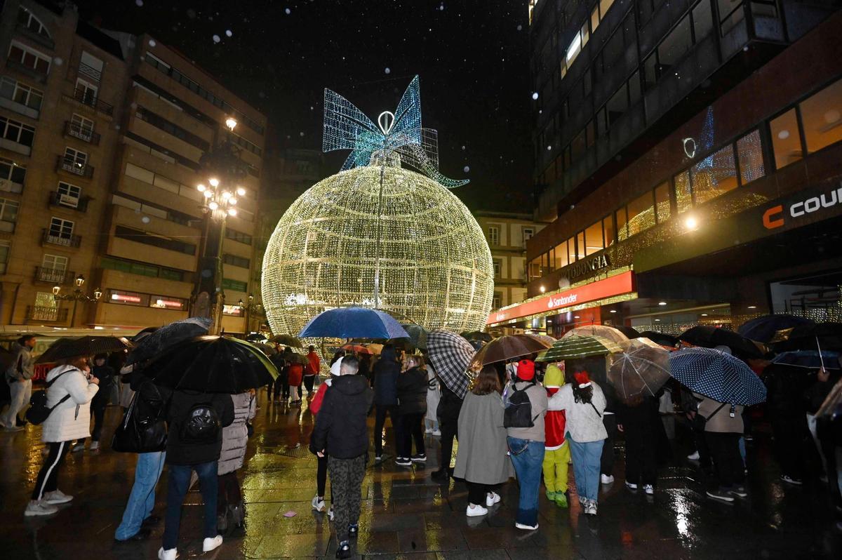 Vigo enciende la Navidad más grande de su historia ante miles de personas