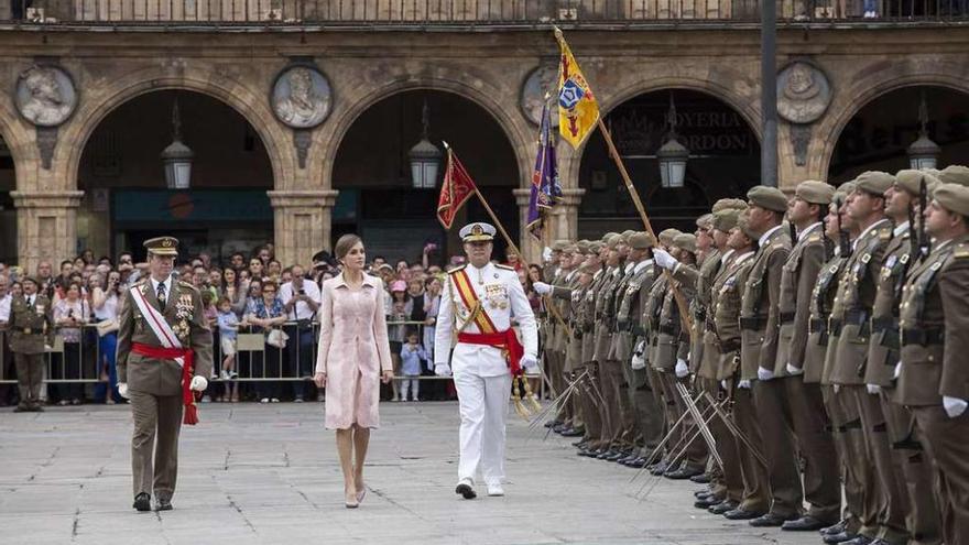 La reina Letizia preside el acto de renovación de la enseña nacional.