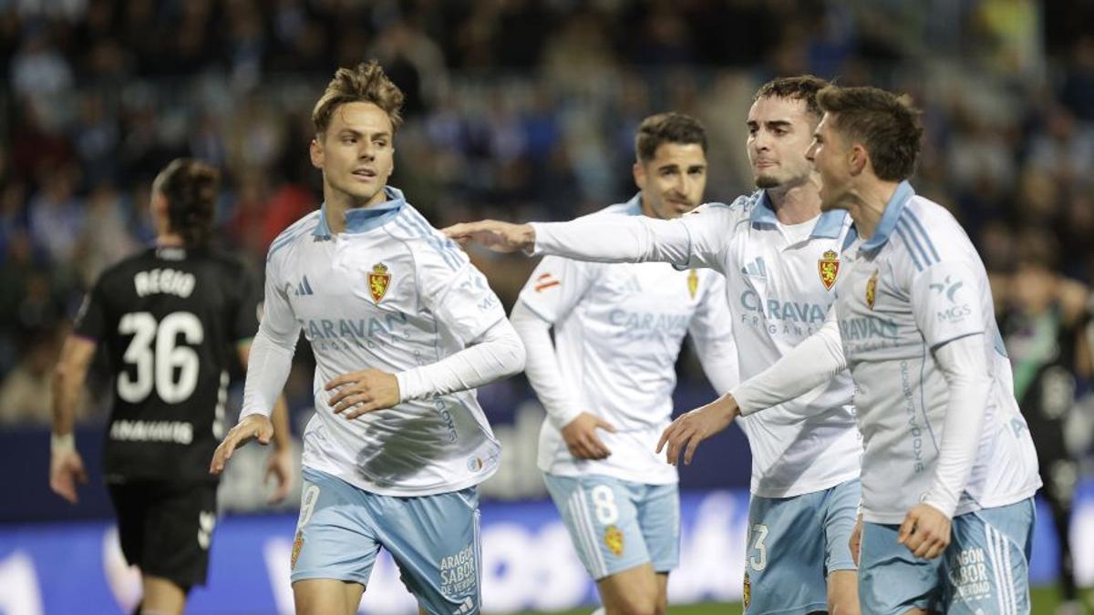Dani Gómez celebra el gol del empate ante el Málaga en La Rosaleda.