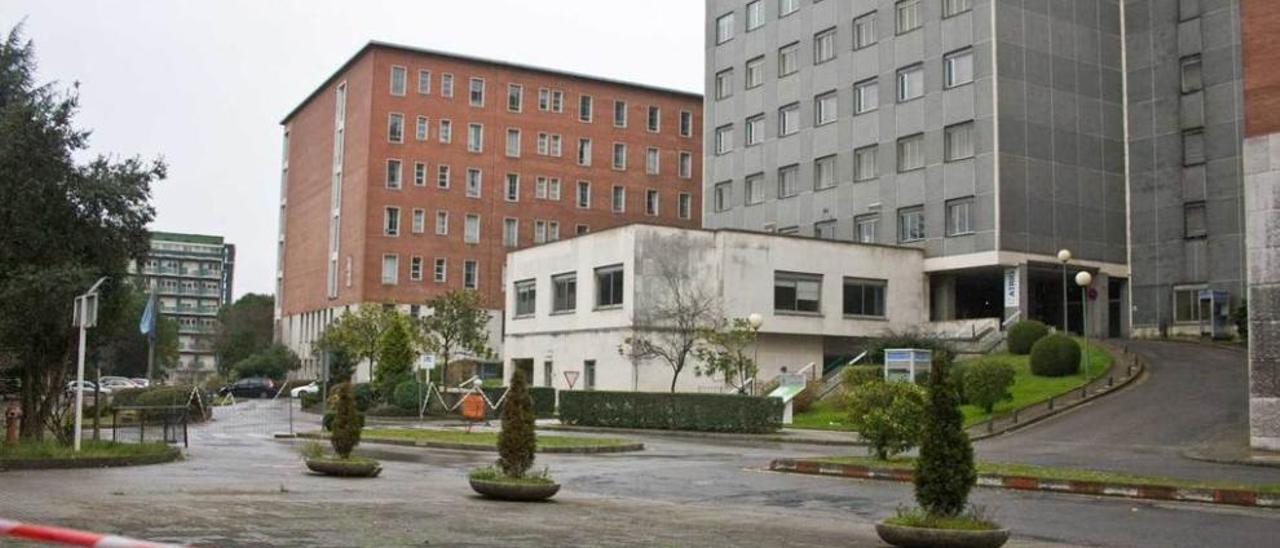 UNA PARCELA DE 152.300 METROS CUADRADOS. La parcela que albergaba el antiguo hospital tiene 152.300 metros cuadrados y pertenece al Principado. Actualmente permanece abandonada, como se ve en la imagen.