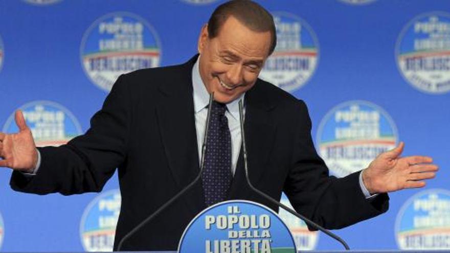 Berlusconi, en un gesto típico durante un acto reciente de su partido.