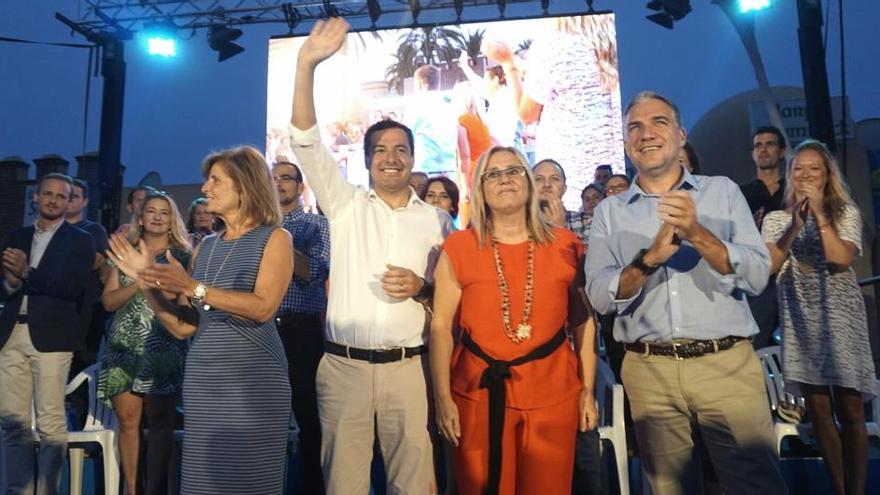 Esperanza Oña, Juanma Moreno, Ana Mula y Elías Bendodo, durante el acto en Fuengirola.