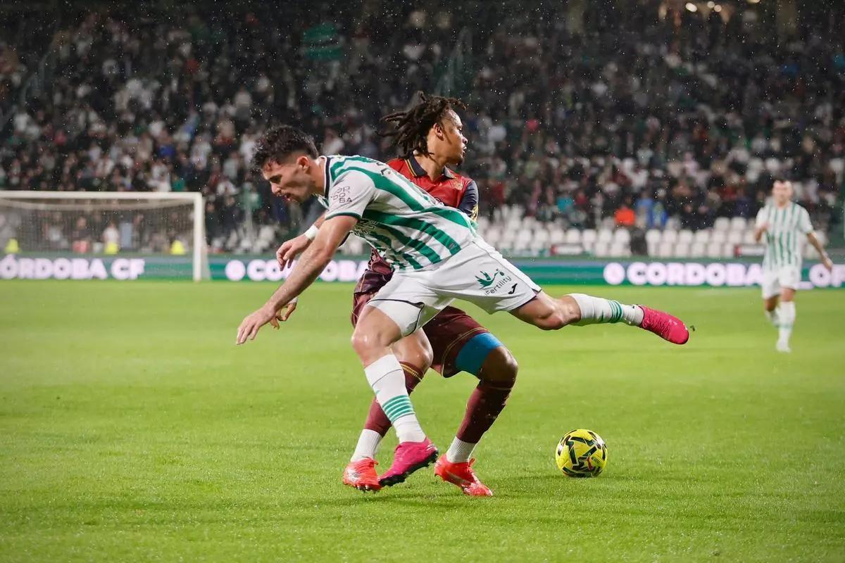 Jacobo González pierde la posesión del esférico ante Noubi en el Córdoba CF-Dépor.