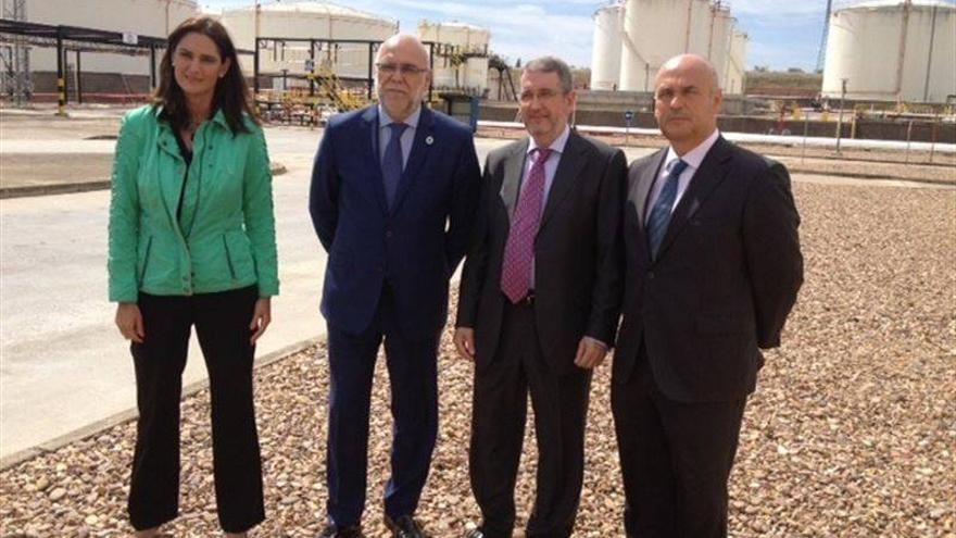 El consejero de Agricultura visita el principal centro de almacenamiento de productos petrolíferos de CLH en Extremadura