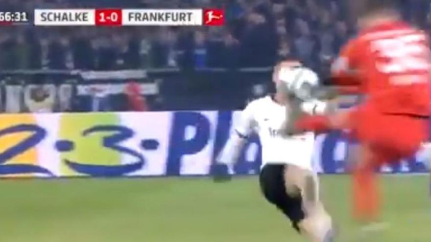 La patada que conmociona al fútbol alemán: así impactó el portero del Schalke sobre Gacinovic