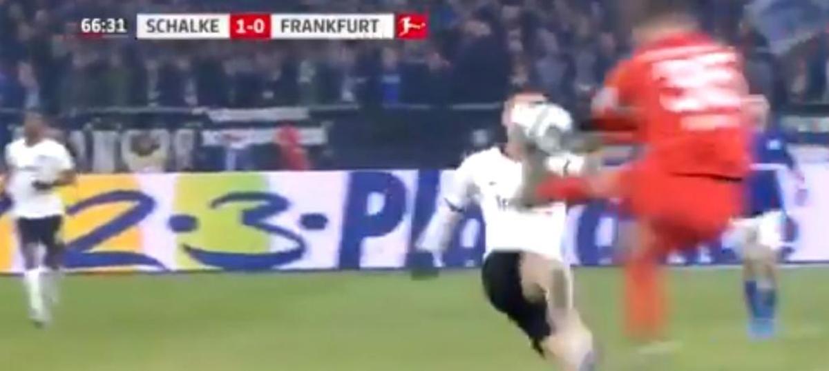 Así fue la patada de Alexander Nubel a Mijat Gacinovic.