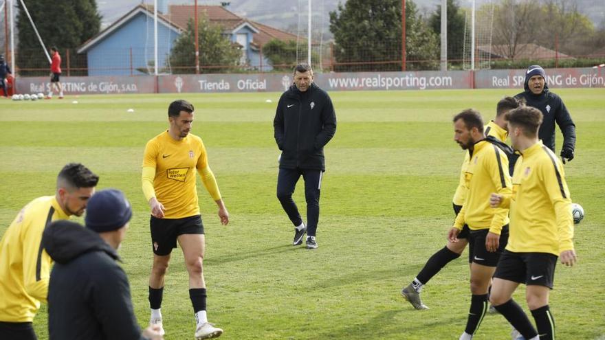Djukic observa un entrenamiento de la plantilla del Sporting en Mareo.