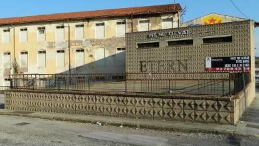 Estat de la façana de l&#039;antiga fàbrica de Bergaolvan que es pot veure des de l&#039;antiga carretera C-1411