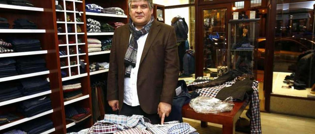 Victorino Fernández, en el negocio que abrió su padre hace casi 35 años en López Mora. // Ricardo Grobas