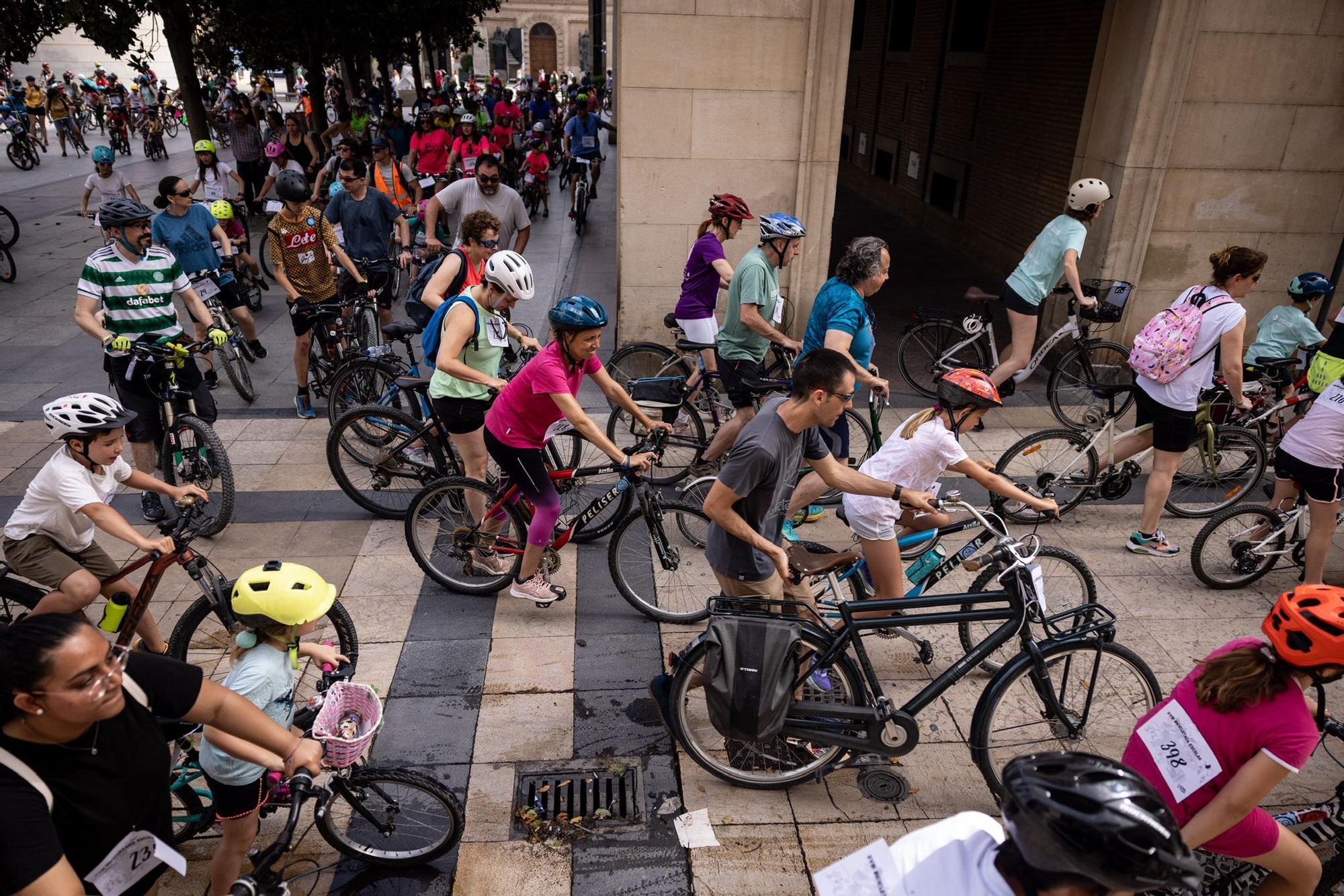 En imágenes | La tradicional bicicletada escolar toma las calles de Zaragoza este domingo