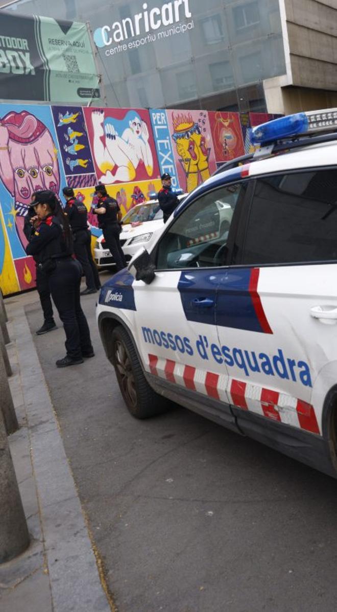 Detenida una mujer por colocar adhesivos y realizar pintadas xenófobas en Roquetes