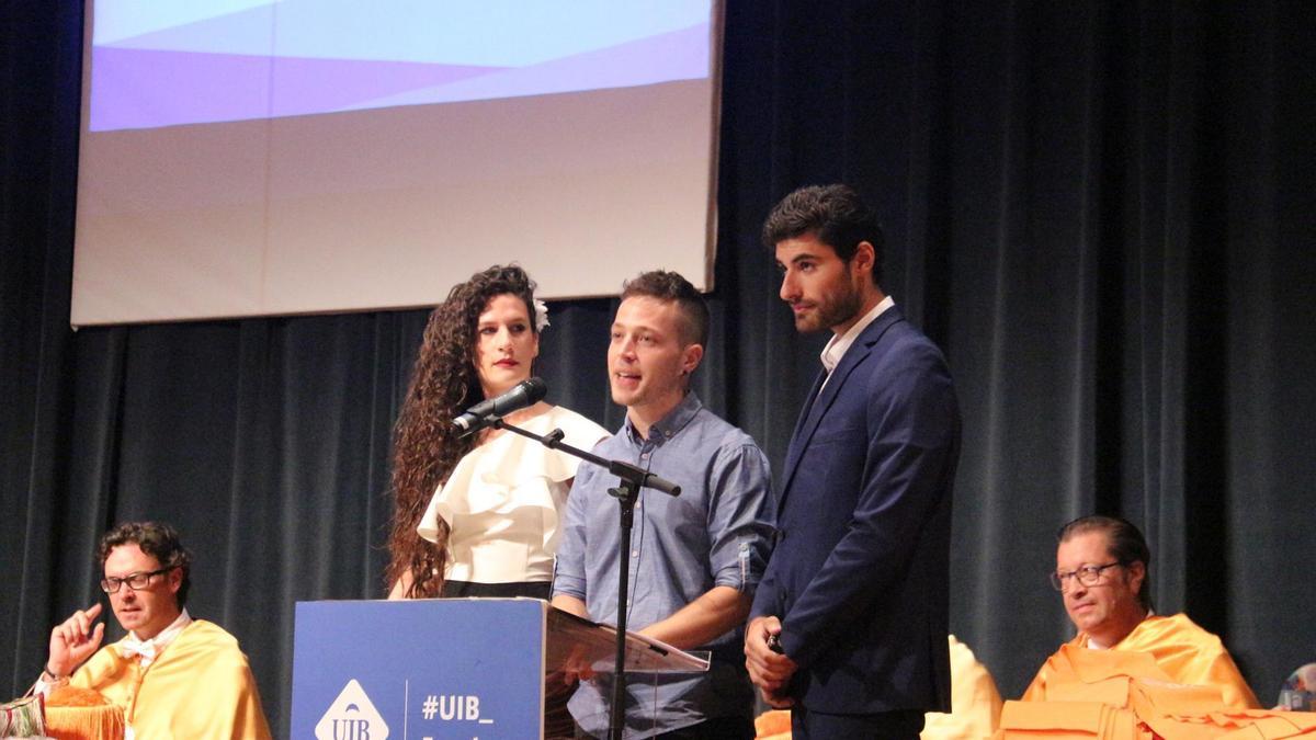 Momento de una ceremonia de graduación de estudiantes de Turismo en la UIB.