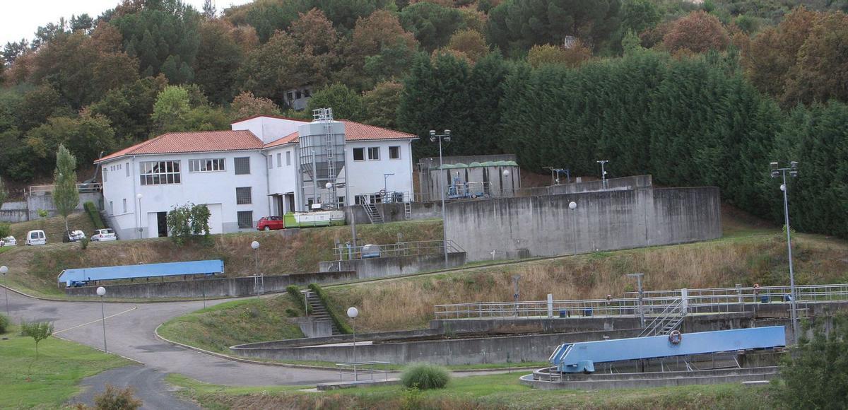 Estación depuradora de San Cibrao das Viñas, que recibe aguas industriales contaminadas que no puede tratar.  | / IÑAKI OSORIO