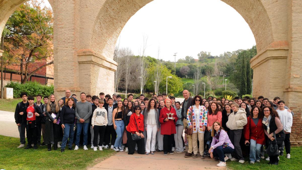 Rosa Calaf arropada por profesores y alumnado del IES Aldehuela.