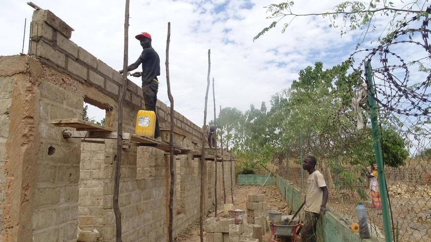 Dos albañiles levantan una construcción en la localidad rural de Jirong, en Gambia.