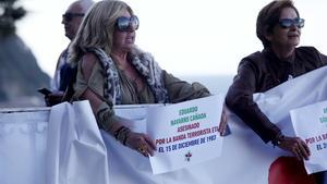 Archivo - La presidenta de COVITE, Consuelo Ordóñez (i), sostiene una pancarta en contra de la manifestación convocada a favor de los presos de ETA