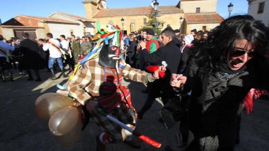 Quintos y vecinos durante la procesión por las calles de Sanzoles.