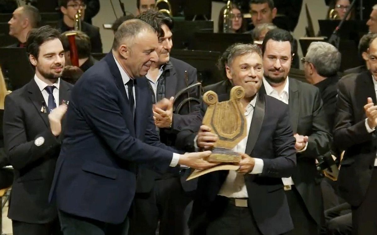 El director de la banda lusitana de Branca recibe de manos del alcalde alteano el Trofeo Villa de Altea por vencer en el 50 CIM Altea