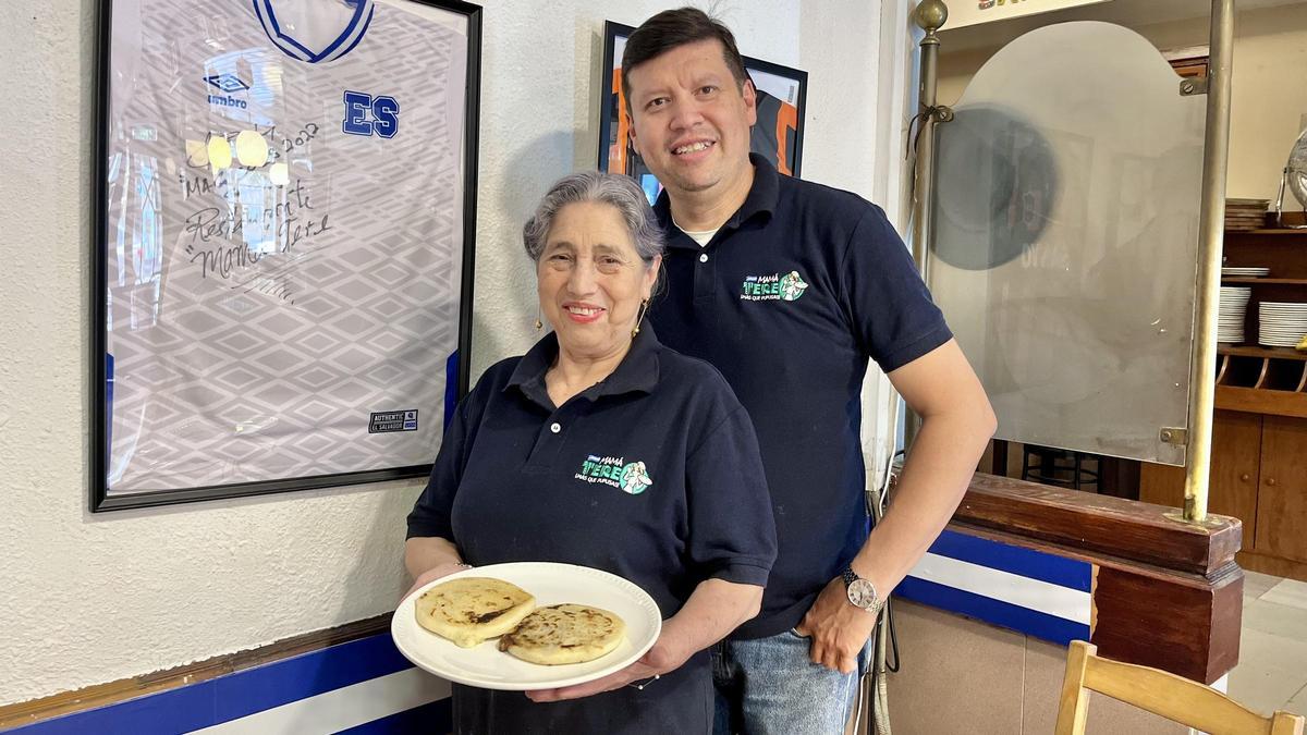 Roberto y Mamá Tere, mostrando las pupusas de su restaurante.