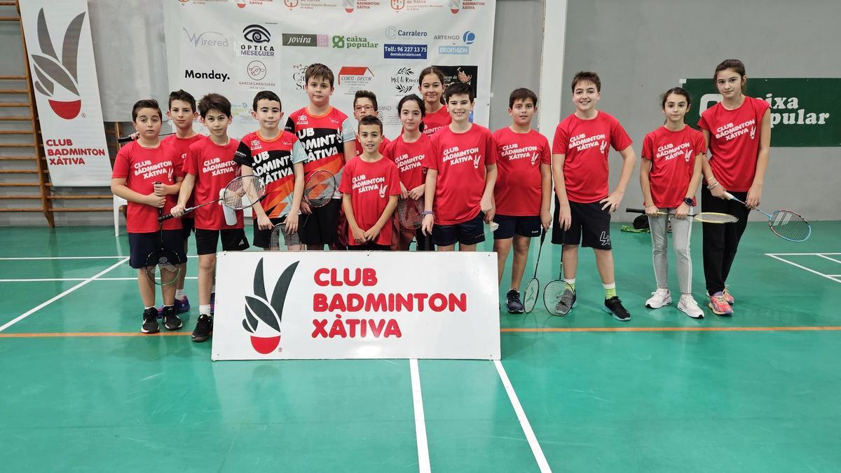 Deportistas setabenses en la jornada alevín de bádminton de los Jocs Esportius, en Xàtiva.