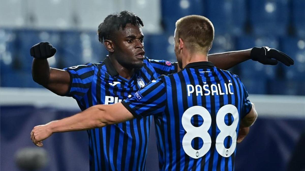 Zapata y Pašalić celebran un gol en la fase de grupos de Champions.