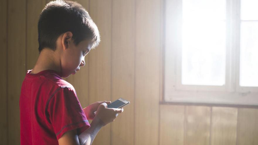 Los niños pasan de media dos horas al día frente al teléfono.