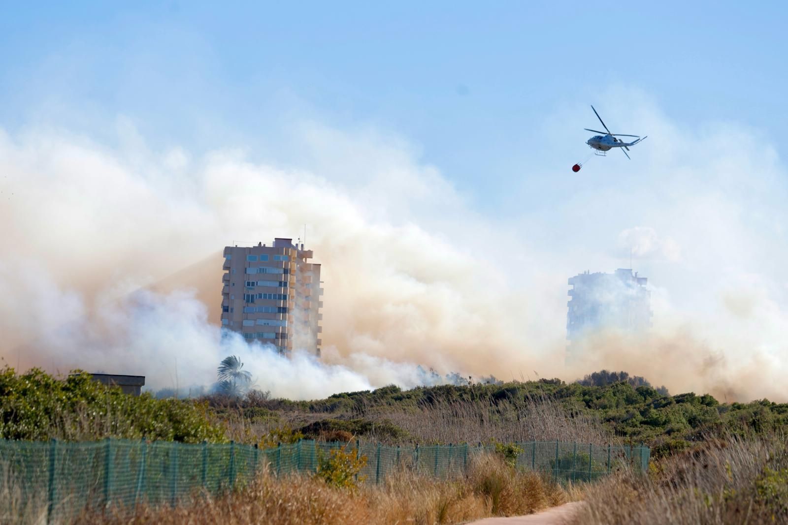 Desalojan cinco edificios tras declararse un incendio