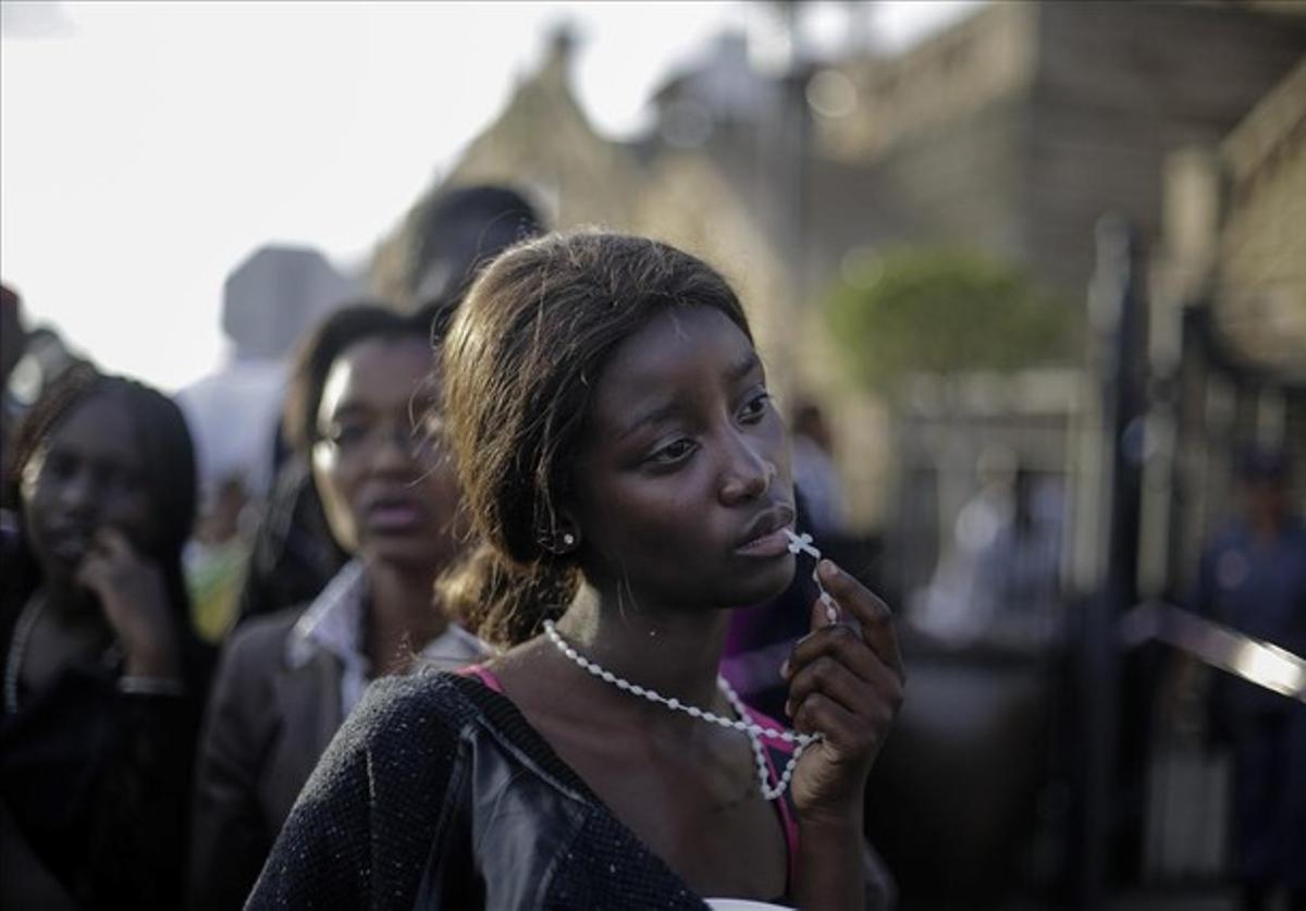 Una dona reaccionant després que l’accés a la capella ardent de l’expresident sud-africà Nelson Mandela fos tancat, als afores d’Union Buildings, a Pretòria.