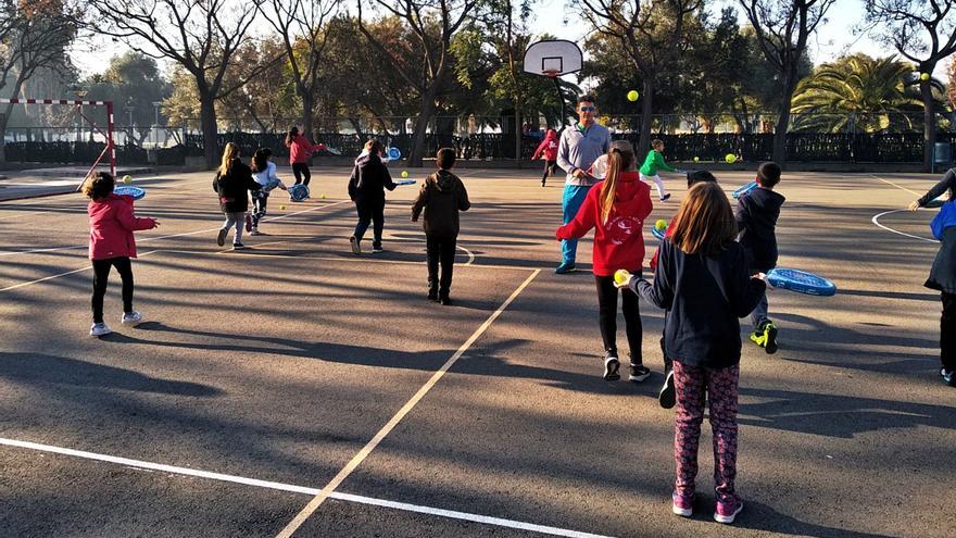 Un grup d’escolars practica pàdel al pati del seu centre educatiu dins del programa «Esport a l’escola». | LEVANTE-EMV