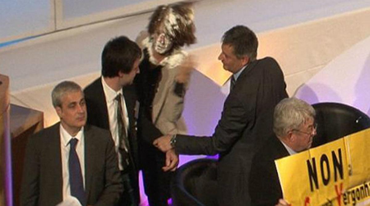 Barcina, després del llançament de pastissos.