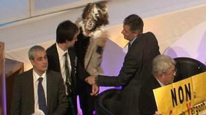 Barcina, després del llançament de pastissos.