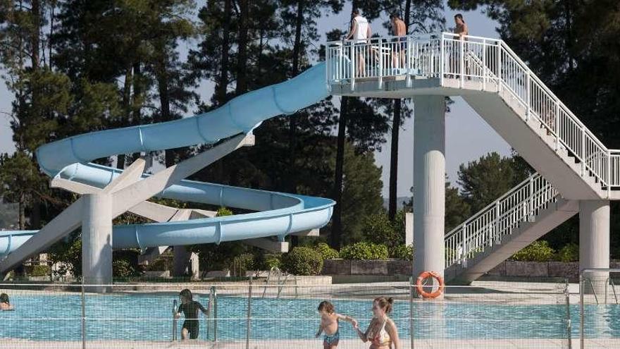 Piscinas del complejo deportivo de Monterrei, donde se proyecta el parque acuático. // Brais Lorenzo