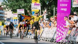 La neerlandesa Nienke Veenhoven triunfa en el esprint de Santa Susanna.