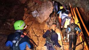 Varios militares se adentran en la cueva para el rescate de los niños de Tailandia.